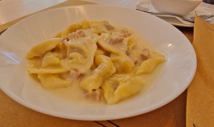Tortellini panna e prosciutto